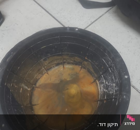 מיכל עגול עם חלודה ומים, חלק ממערכת סולארית